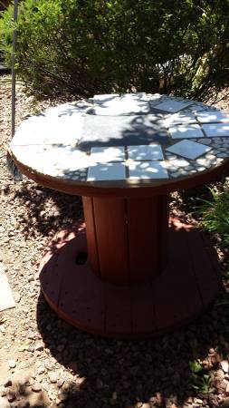 wooden spendel tiled table