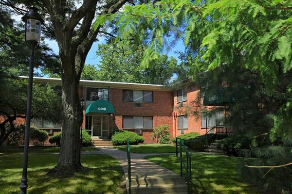 x00241215  Plenty of shaded parking.Fully equipped kitchen (West Hartford)