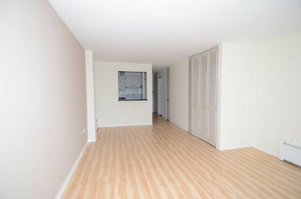 x00241225  The Perfect Studio is here. Will Not Last Hurry (441 W. Oakdale