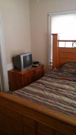 x0024325  Small room with bed and TV for Male smoking okno pets (kansas city mo)