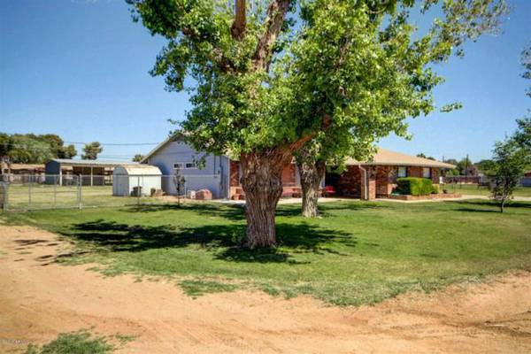 x0024335000  This amazing 3 bedroom 2 bathroom horse prop (Queen Creek)