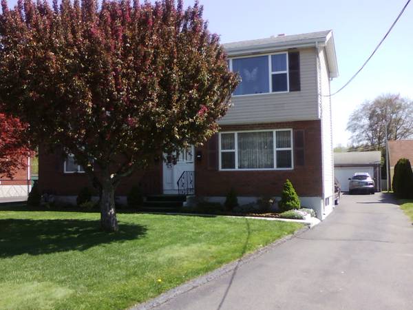 x0024400 Room very close to CCSU and Westfarms mall. Available immediately. (New Britain)