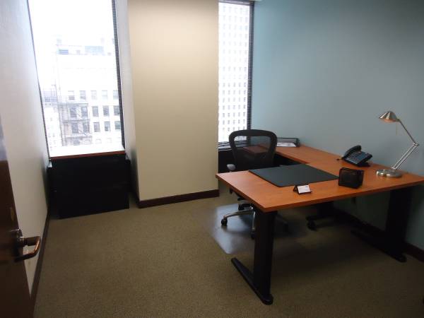 x0024529  Fully Furnished Office With a View (250 E Wisconsin 18th Floor)