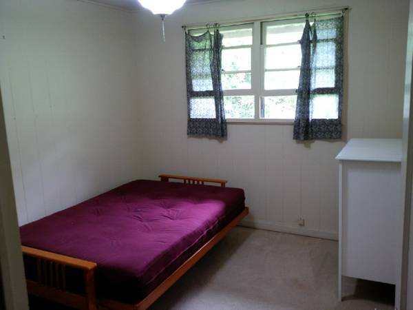 x0024700  1bdrm for rent in 3bdrm home  Available 712015  (Kalihi Valley)
