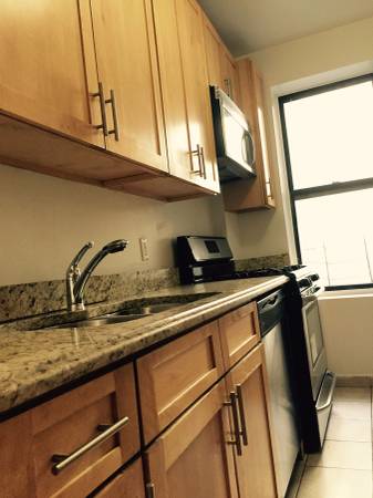 x0024840  King size bedroom to share in a modern apartment , Gourmet kitchen (Inwood  Wash Hts)