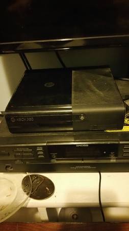 Xbox 360 e. 320 gb with 12 games