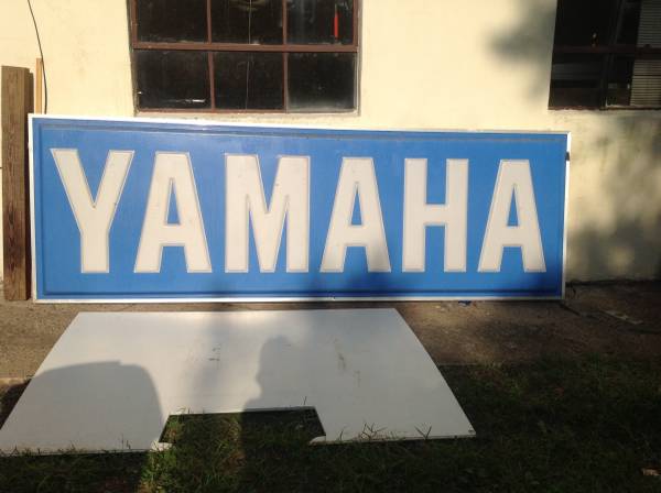 YAMAHA 4 x12  Lighted blue and white Sign