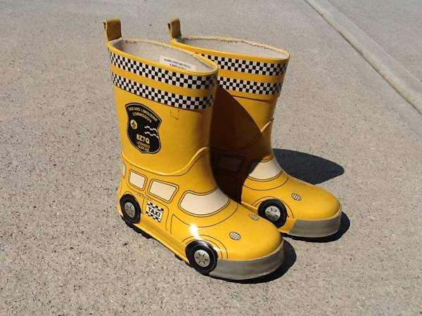 Yellow taxi rain boots in size 8