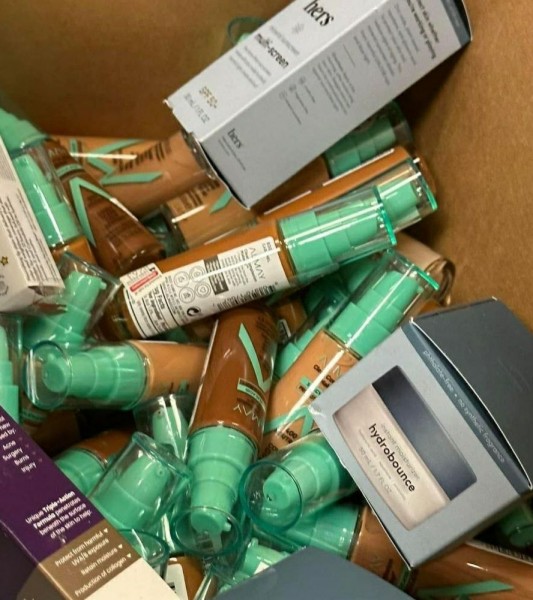 ???? ???? 200 UNITS – Mixed Cosmetics Pallet (Wholesale Lot)