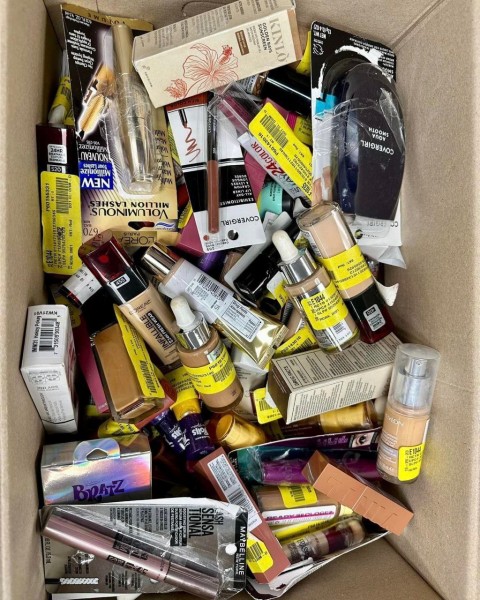 ???? ???? 200 UNITS – Mixed Cosmetics Pallet (Wholesale Lot)